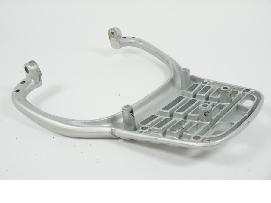 Snett uppifrån på Pakethållare från en BMW F 650 -1998 motorcykel.