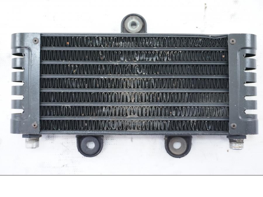 Baksidan på Oljekyl från en Kawasaki Zephyr 550 -1995 motorcykel.