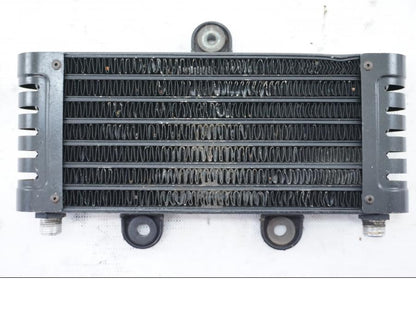 Baksidan på Oljekyl från en Kawasaki Zephyr 550 -1995 motorcykel.