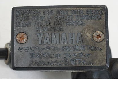 Snett uppifrån på Kopplingshuvudcylinder från en Yamaha FZR 1000 -1990 motorcykel.