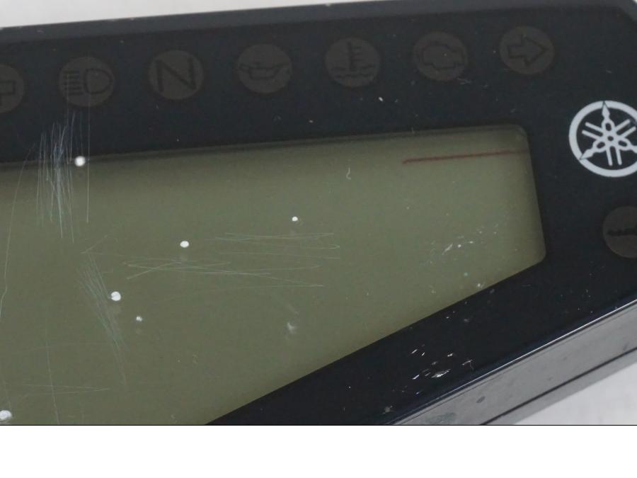 Snett uppifrån på Instrumentpanel från en Yamaha MT-09 -2019 motorcykel.