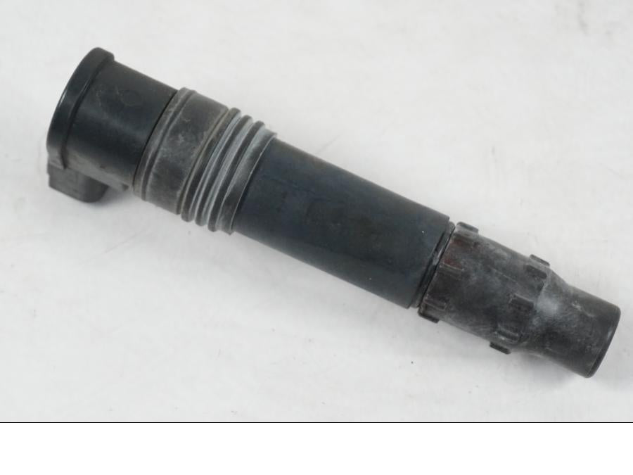 Vänster sida på Tändspole från en Kawasaki ER-6N ABS -2010 motorcykel.