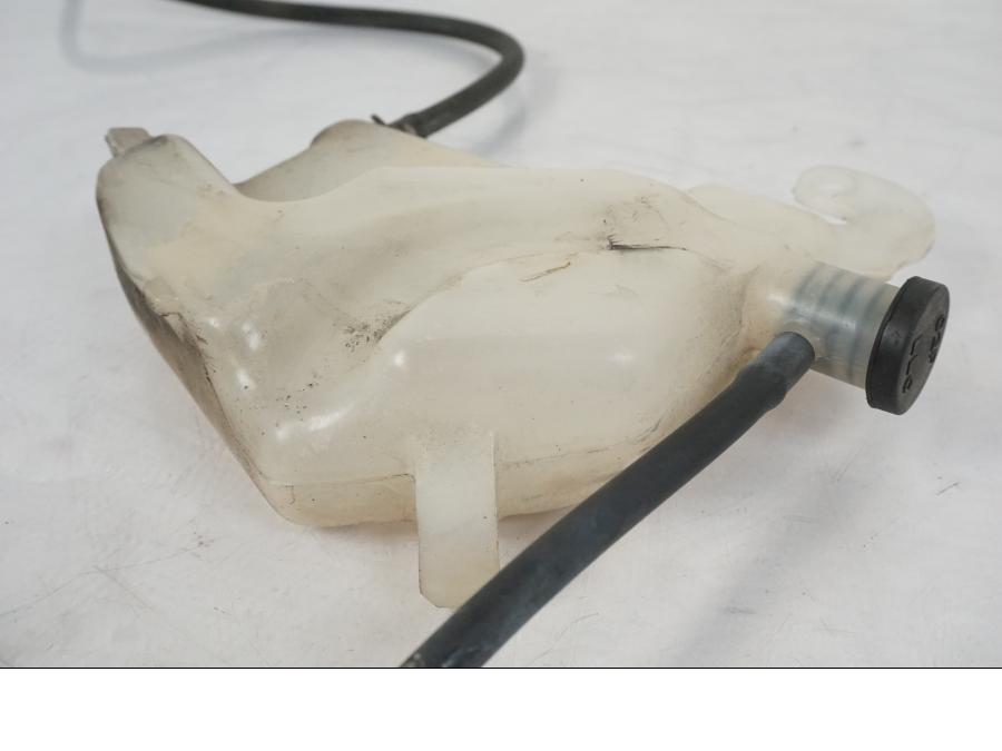 Snett uppifrån på Vattenexpansionskärl från en Suzuki SV 650 S -2005 motorcykel.