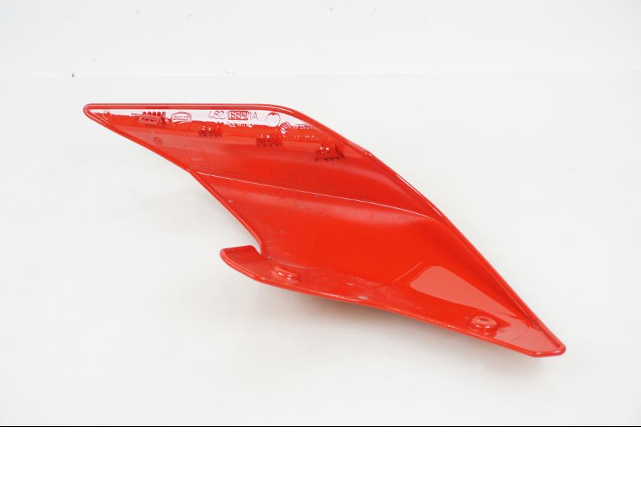 Baksidan på Bakvinge från en Ducati Panigale V2 -2022 motorcykel.