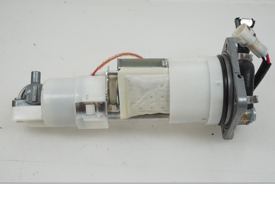 Snett uppifrån på Bensinpump insprut från en KTM 1290 Super Duke -2019 motorcykel.