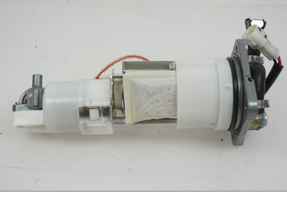 Snett uppifrån på Bensinpump insprut från en KTM 1290 Super Duke -2019 motorcykel.