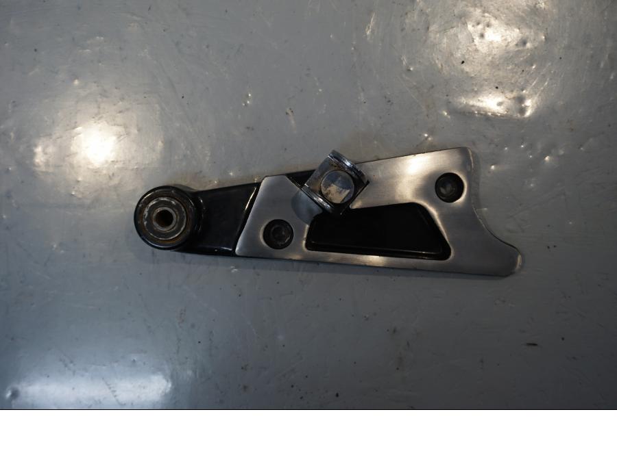 Framsidan på Fotpinnefäste från en Yamaha V-MAX 1200 -2001 motorcykel.