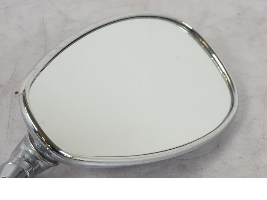 Baksidan på Backspegel från en Suzuki VL 800 -2002 motorcykel.