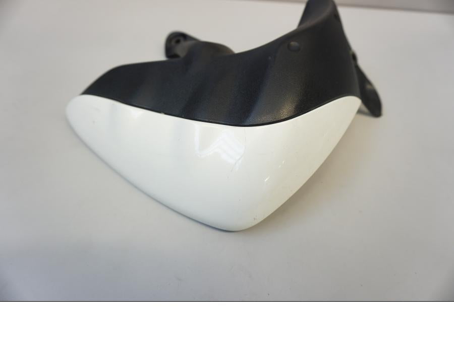 Baksidan på Vattenkylkåpa från en Suzuki SFV 650 A Gladius -2012 motorcykel.