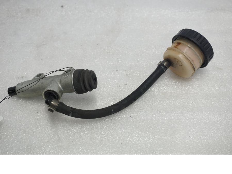 Baksidan på Bromshuvudcylinder från en BMW K 1300 R -2011 motorcykel.