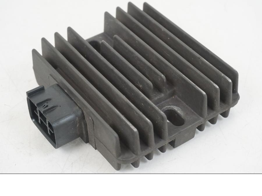 Vänster sida på Likriktare från en Kawasaki ER-6F -2016 motorcykel.