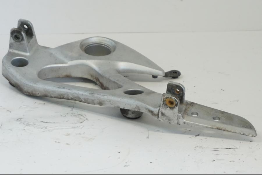 Snett nerifrån på Fotpinnefäste från en Honda XL 1000 V -1999 motorcykel.