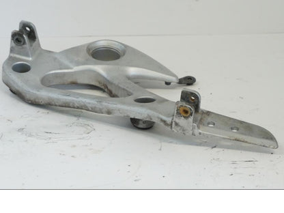 Snett nerifrån på Fotpinnefäste från en Honda XL 1000 V -1999 motorcykel.