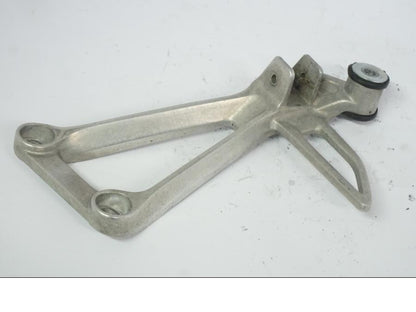 Baksidan på Fotpinnefäste från en Honda CB 500 X -2015 motorcykel.