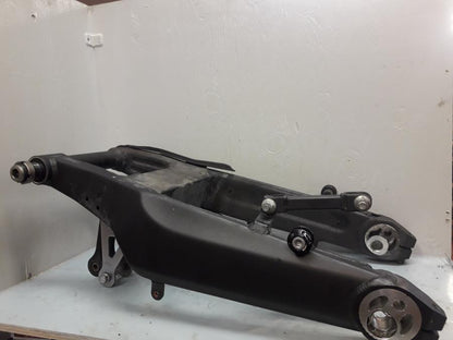 Baksidan på Sving från en Kawasaki Z 1000 -2013 motorcykel.