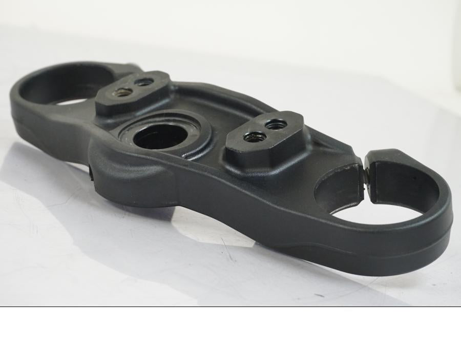 Baksidan på Gaffelkrona från en KTM 1290 Super Duke R -2015 motorcykel.