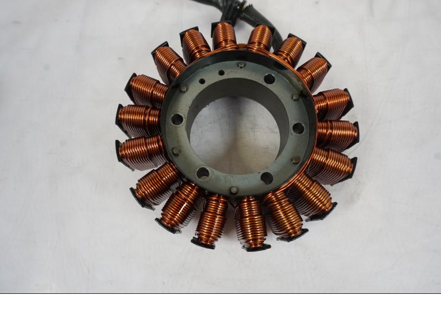 Vänster sida på Generator från en Honda VFR 1200 -2010 motorcykel.