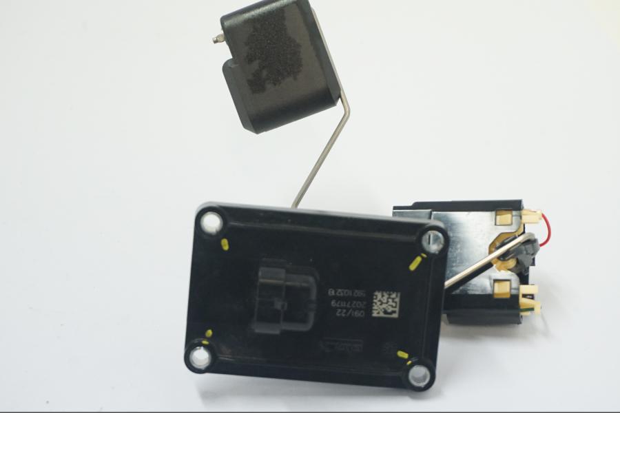 Framsidan på Bensintankgivare från en Ducati Desert X -2022 motorcykel.