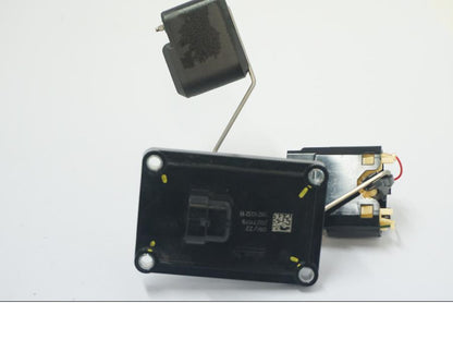 Framsidan på Bensintankgivare från en Ducati Desert X -2022 motorcykel.