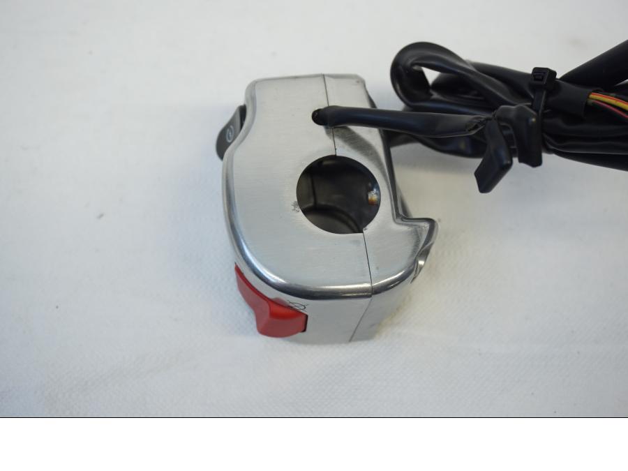 Vänster sida på Styrelreglage från en Kawasaki VN 900 -2006 motorcykel.