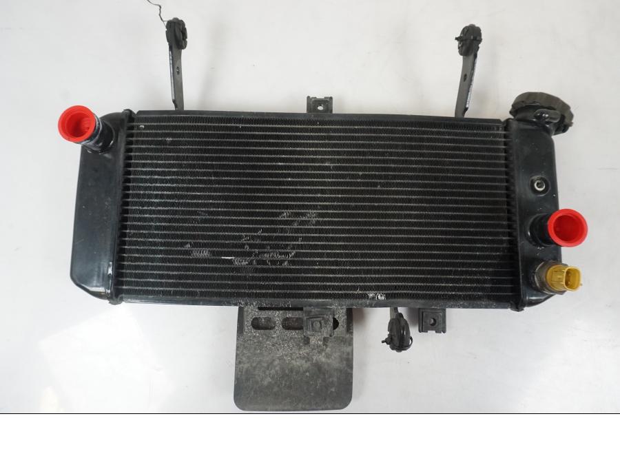 Framsidan på Vattenkyl från en Suzuki SV 650 S -2005 motorcykel.