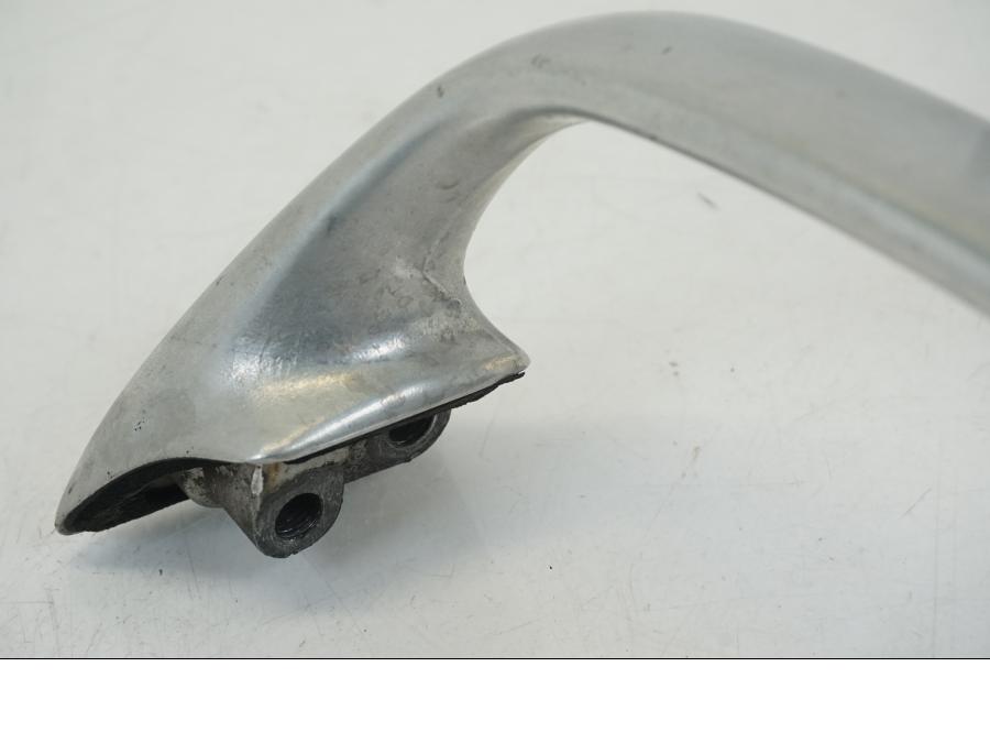 Snett nerifrån på Passagerarhandtag från en Honda CB 750 -2002 motorcykel.