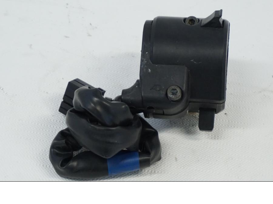 Baksidan på Styrelreglage från en Buell XB9S -2003 motorcykel.