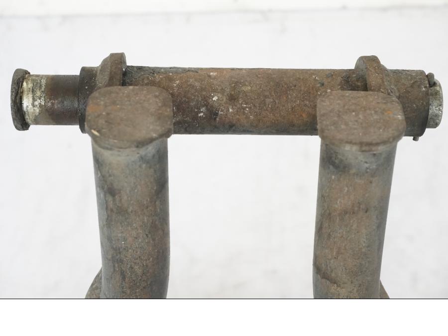 Baksidan på Centralstöd från en Honda NT 650 V -2002 motorcykel.