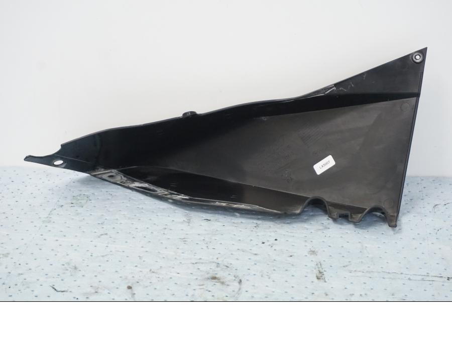 Snett nerifrån på Sidopanel från en KTM 690 Duke -2008 motorcykel.