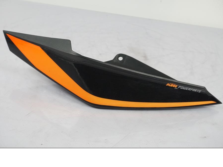 Vänster sida på Bakvinge från en KTM 1290 Super Duke R -2015 motorcykel.