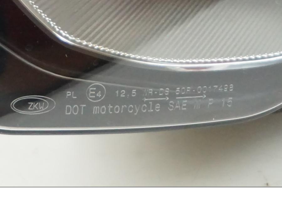 Snett nerifrån på Strålkastare från en BMW K 1200 RS -2008 motorcykel.