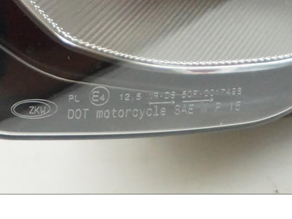 Snett nerifrån på Strålkastare från en BMW K 1200 RS -2008 motorcykel.