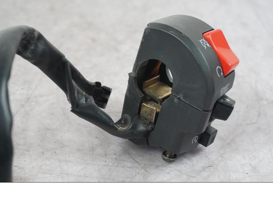 Snett uppifrån på Styrelreglage från en Kawasaki ZX-6R -2006 motorcykel.