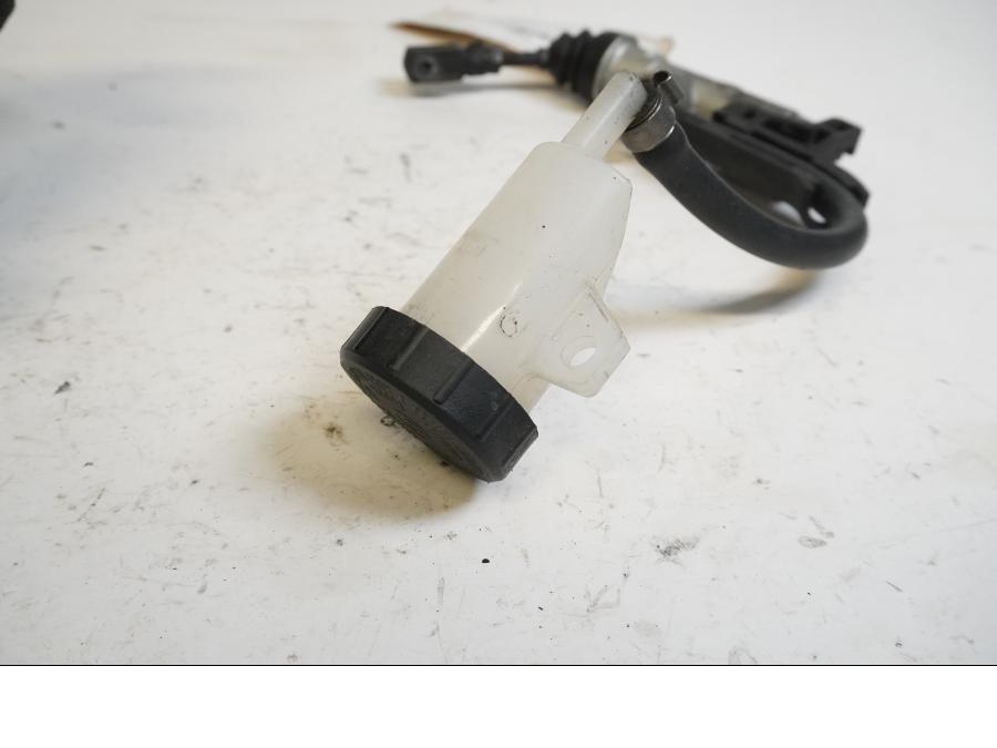 Baksidan på Bromshuvudcylinder från en BMW F 800 R -2010 motorcykel.