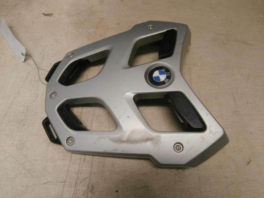 Baksidan på Pakethållare från en BMW K 1300 GT -2009 motorcykel.