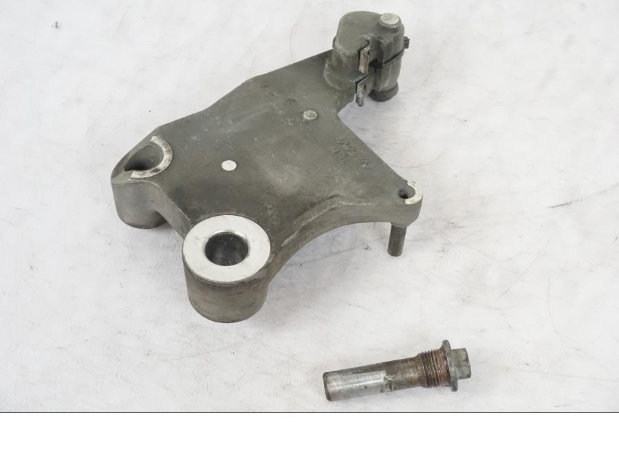 Framsidan på Bromsoksfäste från en Honda NT 650 V -2002 motorcykel.