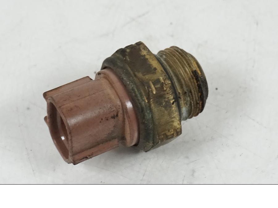 Baksidan på Vattentermostatgivare från en Kawasaki Z 750 -2006 motorcykel.