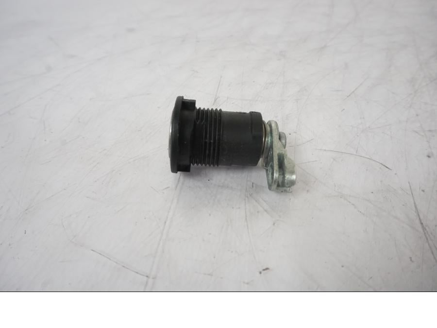 Höger sida på Sadellåsmekanism från en KTM 1290 Super Duke R -2021 motorcykel.