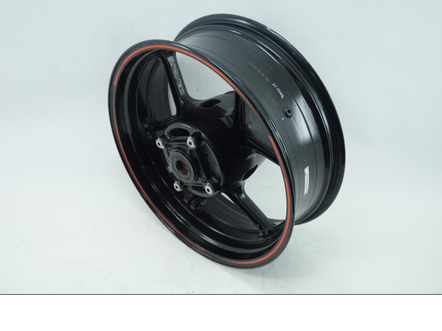 Framsidan på Fälg från en Kawasaki Z 800 -2013 motorcykel.