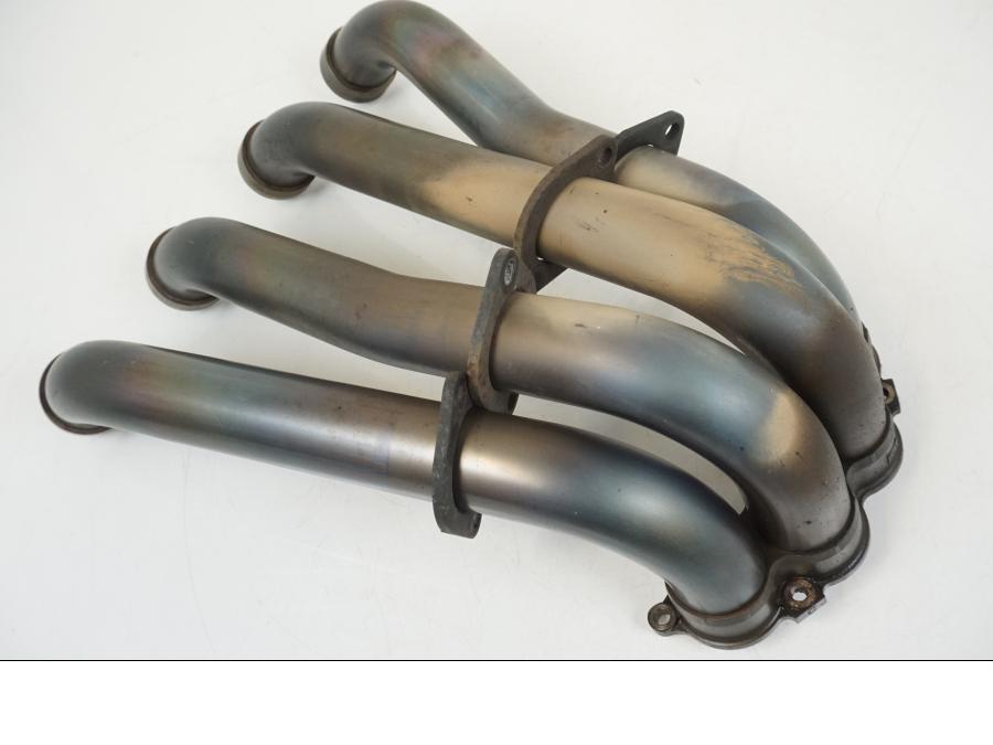 Snett nerifrån på Grenrör från en Yamaha YZF 1000 R1 -2007 motorcykel.