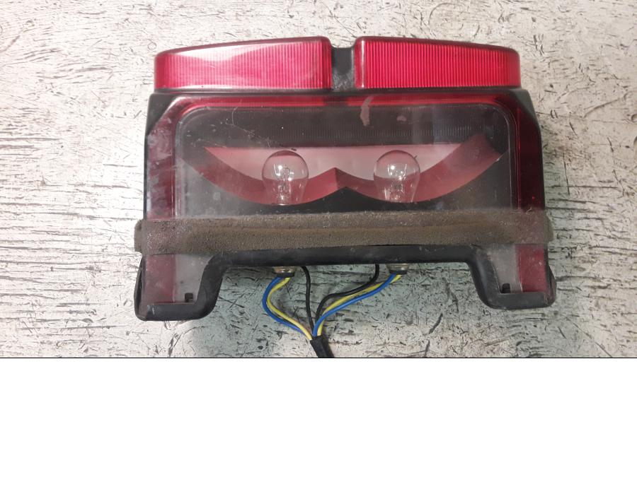 Höger sida på Baklampa från en Yamaha FZ-S 600 -2000 motorcykel.