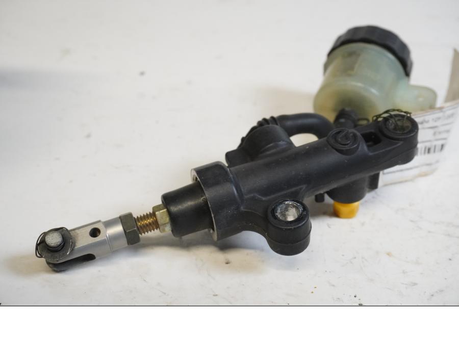 Framsidan på Bromshuvudcylinder från en Yamaha YZF 1000 R1 -2005 motorcykel.