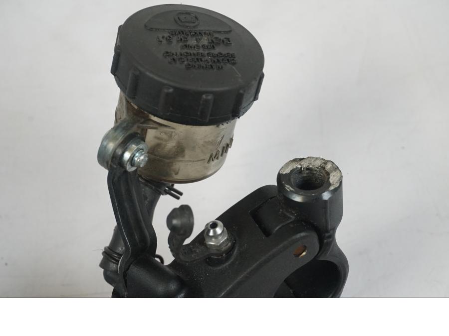 Baksidan på Kopplingshuvudcylinder från en KTM 1290 Super Duke R -2018 motorcykel.