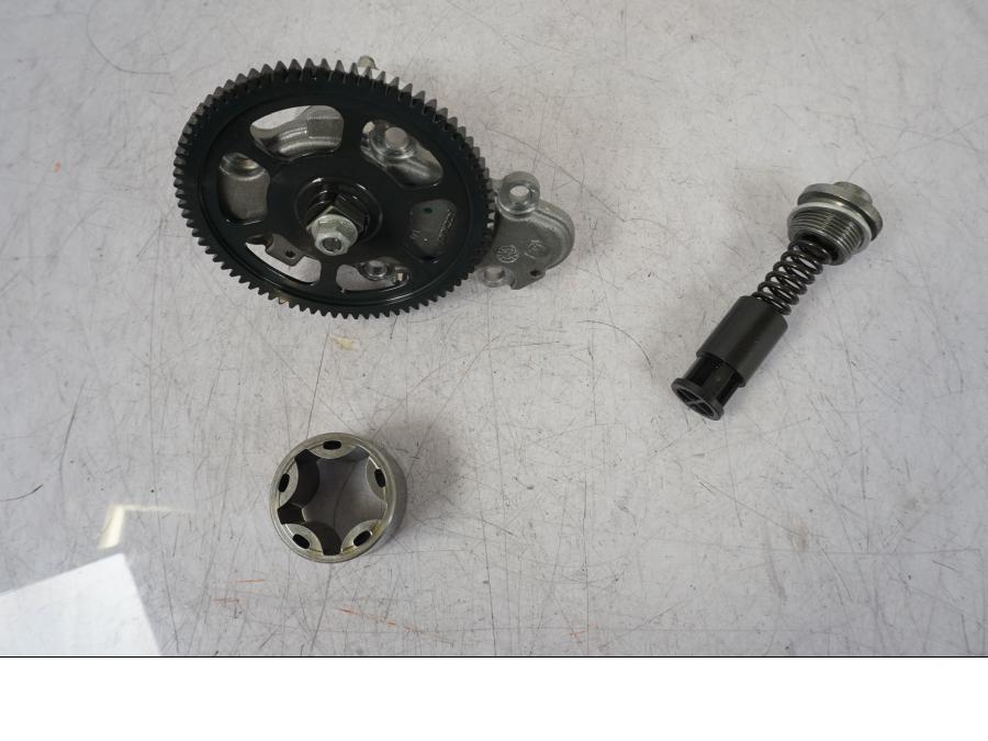 Framsidan på Oljepump från en BMW R 1250 GS -2023 motorcykel.