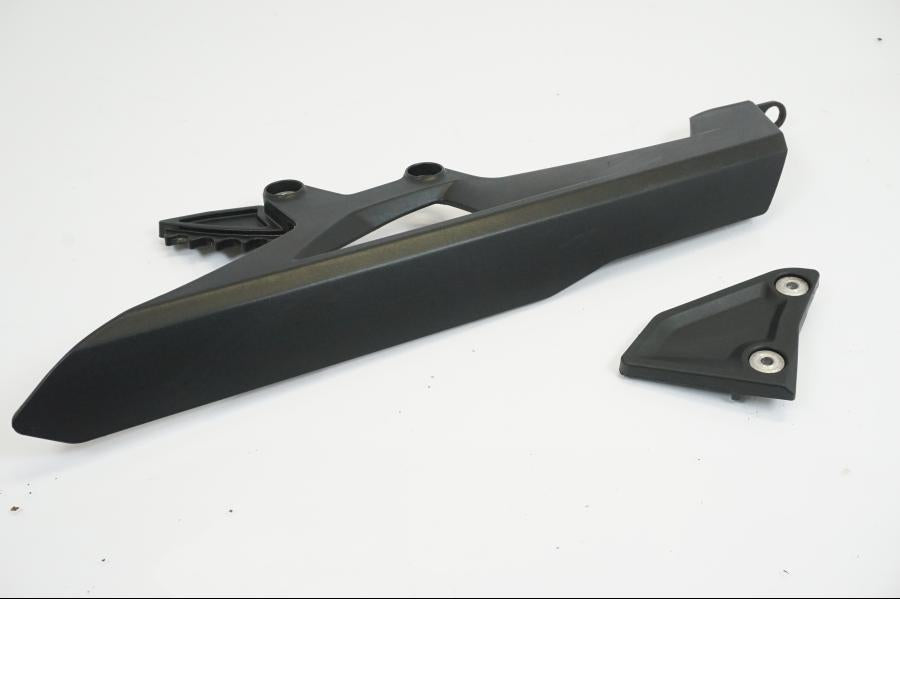 Baksidan på Kedjeskydd från en KTM 1190 Adventure -2013 motorcykel.