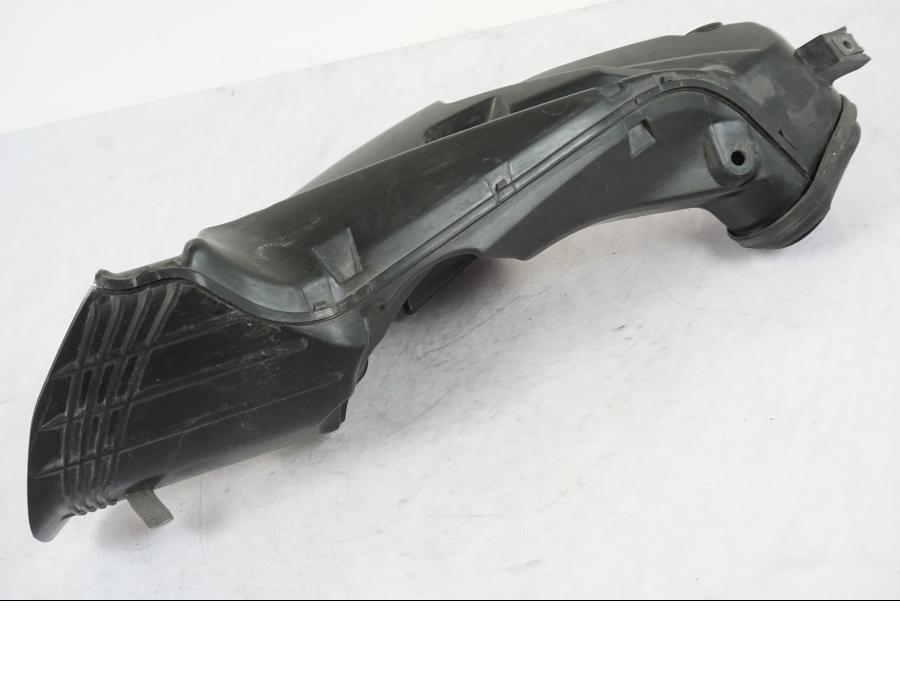 Snett nerifrån på Luftrör från en Suzuki GSX-R 750 -2006 motorcykel.