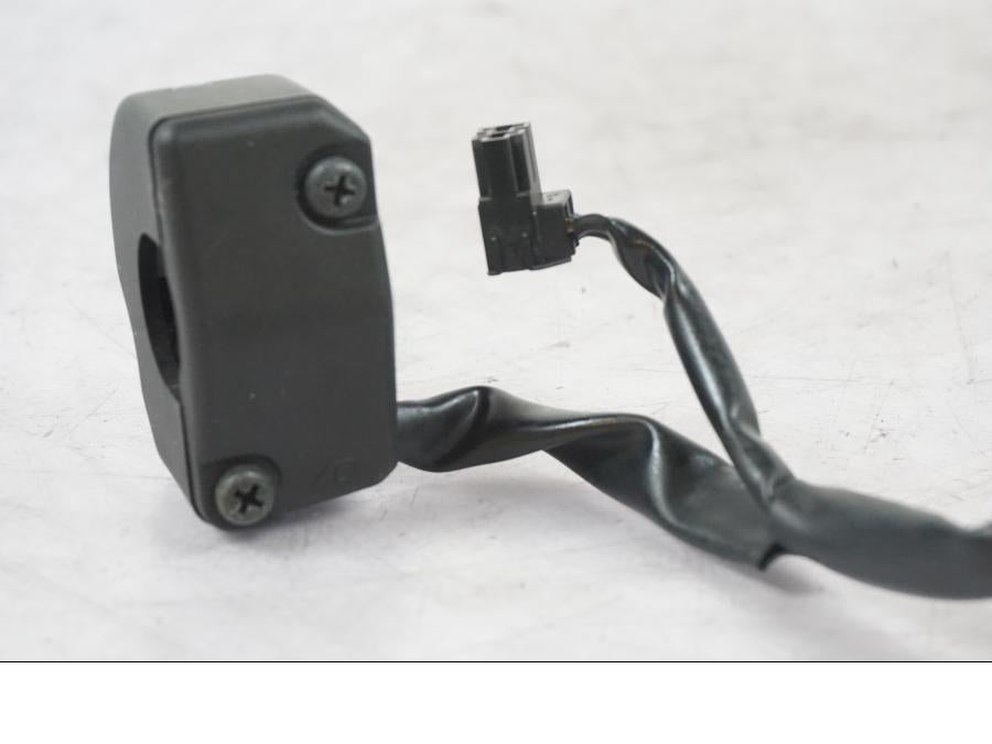 Snett nerifrån på Styrelreglage från en Kawasaki ZZ-R 1400 -2009 motorcykel.