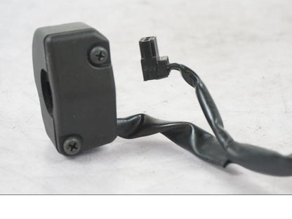 Snett nerifrån på Styrelreglage från en Kawasaki ZZ-R 1400 -2009 motorcykel.