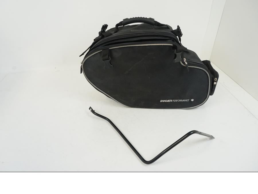 Höger sida på Väska från en Universal Universal -0 moped.