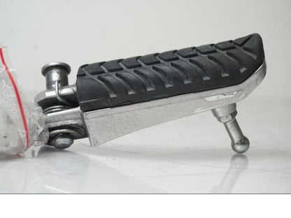 Baksidan på <p>Fotpinne höger fram från Kawasaki ZZR 1400 2013.</p>

<p>Skrapmärken och repor finns se bilder.</p> motorcykel.